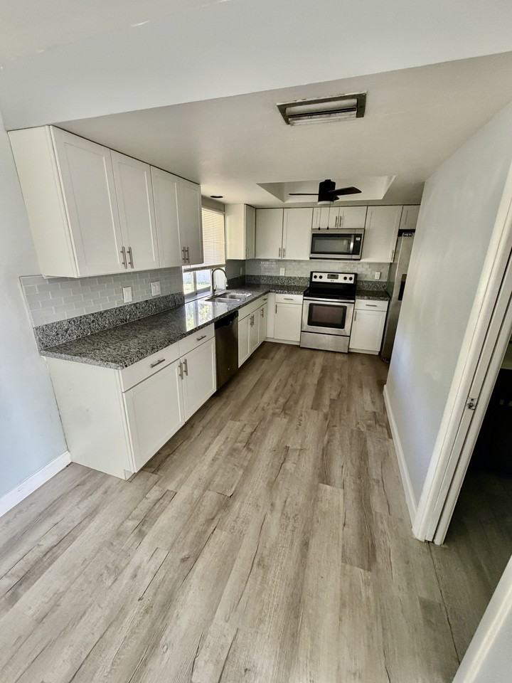 1326 Se 2nd Pl #NA - Photo 3 of 17