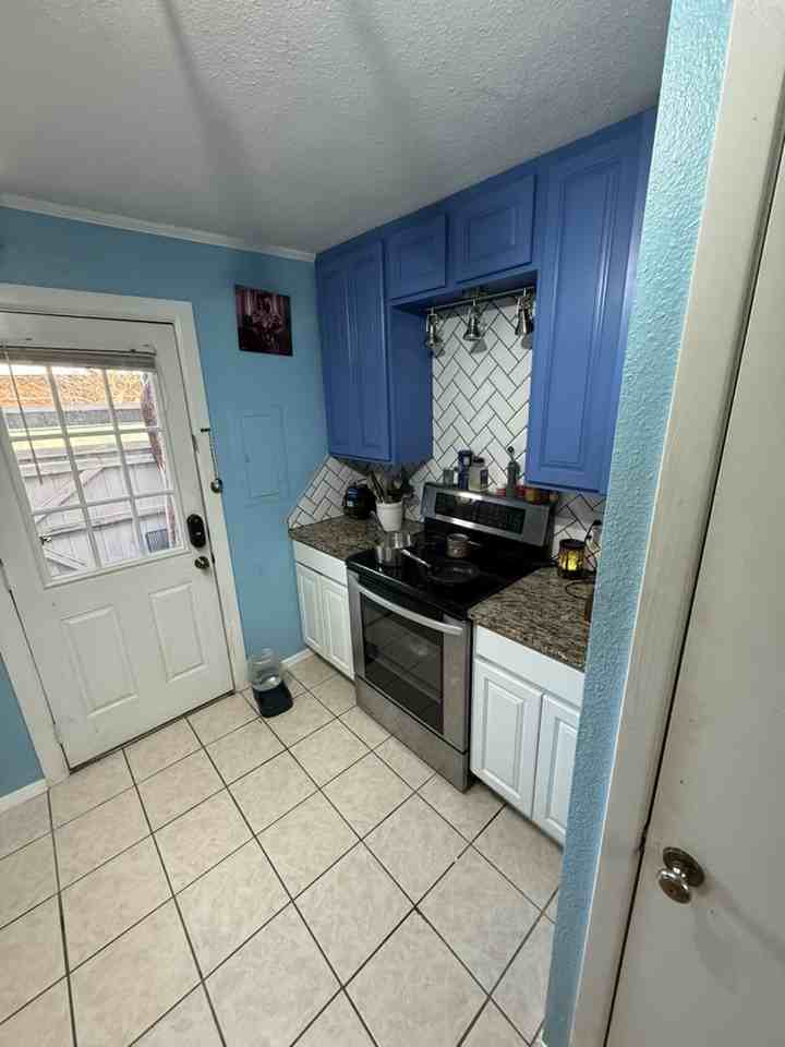 5042 N Hall St #NA - Photo 6 of 12