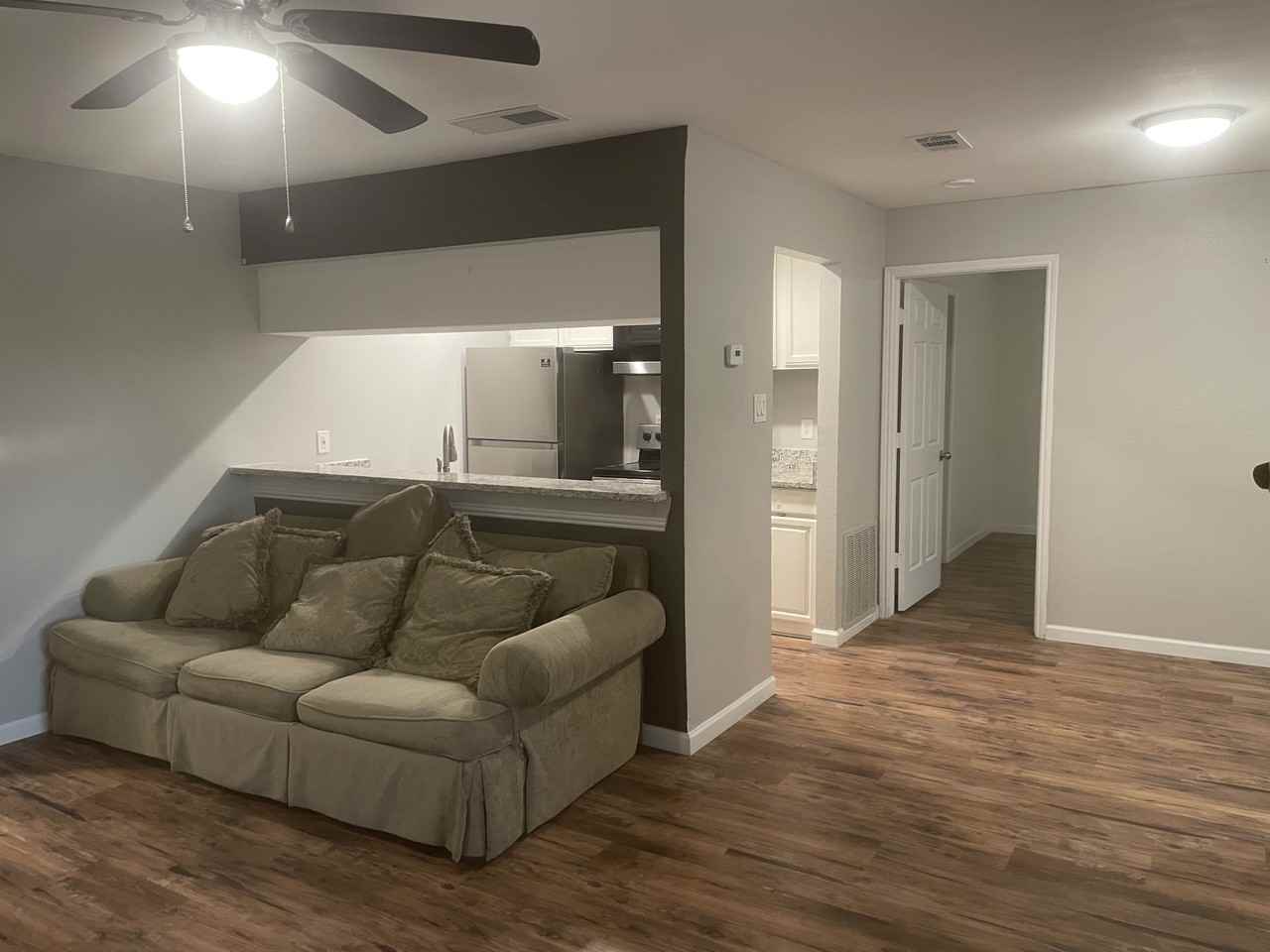 821 W Harwood Rd #D - Photo 2 of 9