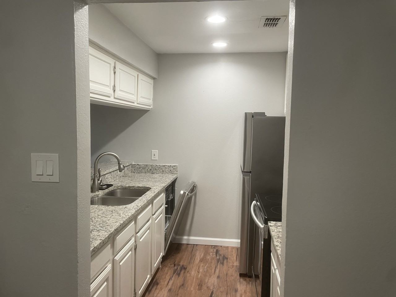 821 W Harwood Rd #D - Photo 3 of 9