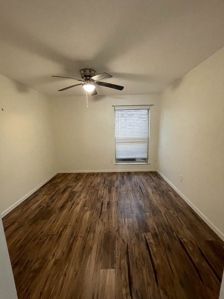 821 W Harwood Rd #D - Photo 5 of 9