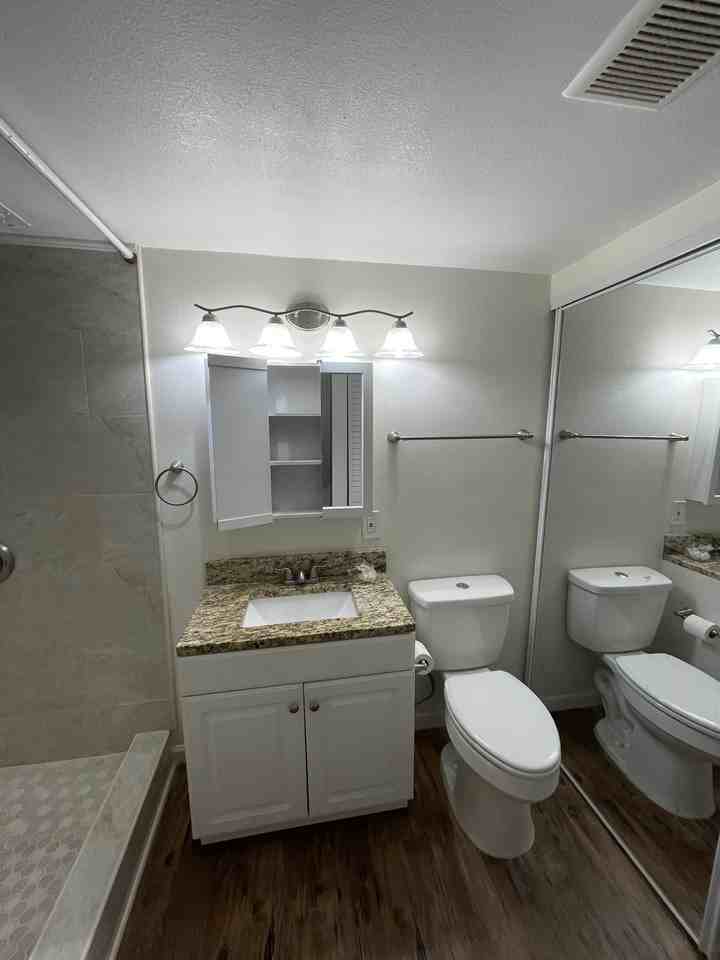 821 W Harwood Rd #D - Photo 7 of 9