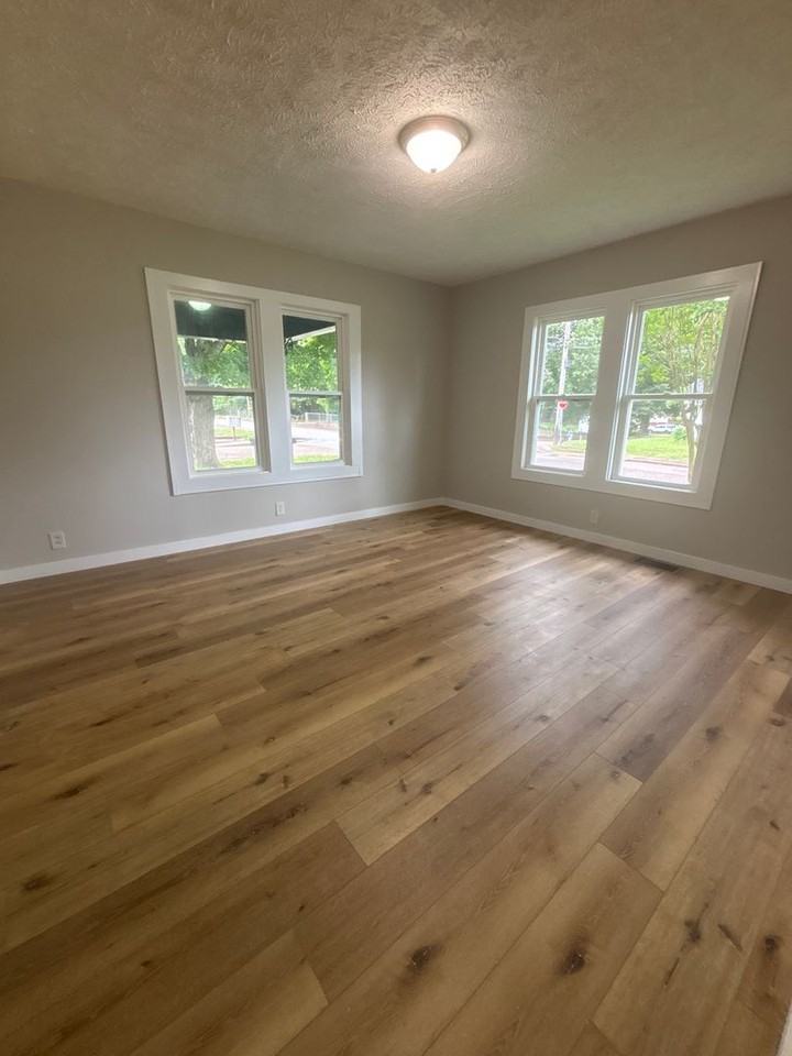 201 Arrowhead St - Photo 6 of 11