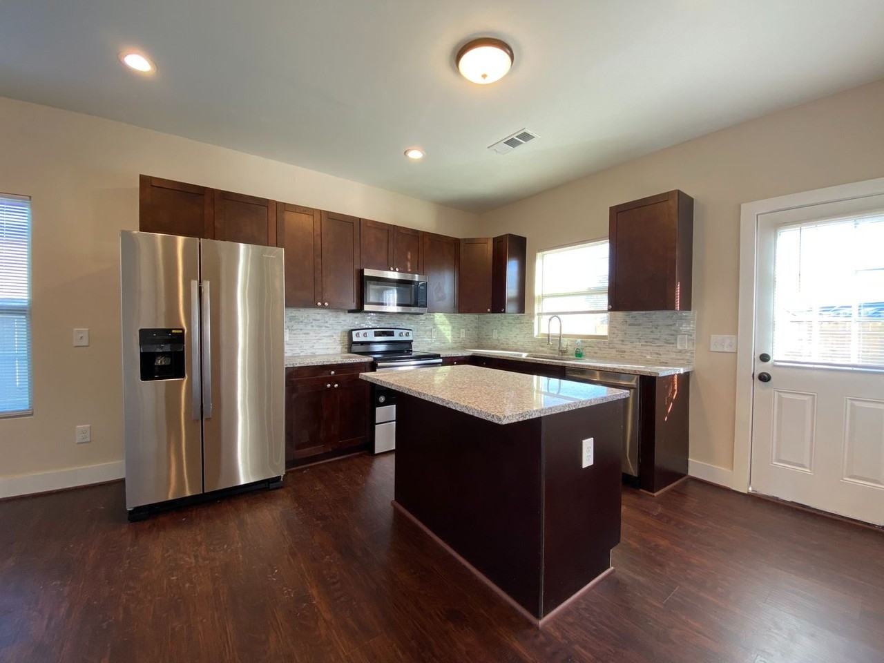 6206 Cathwick Dr - Photo 3 of 43