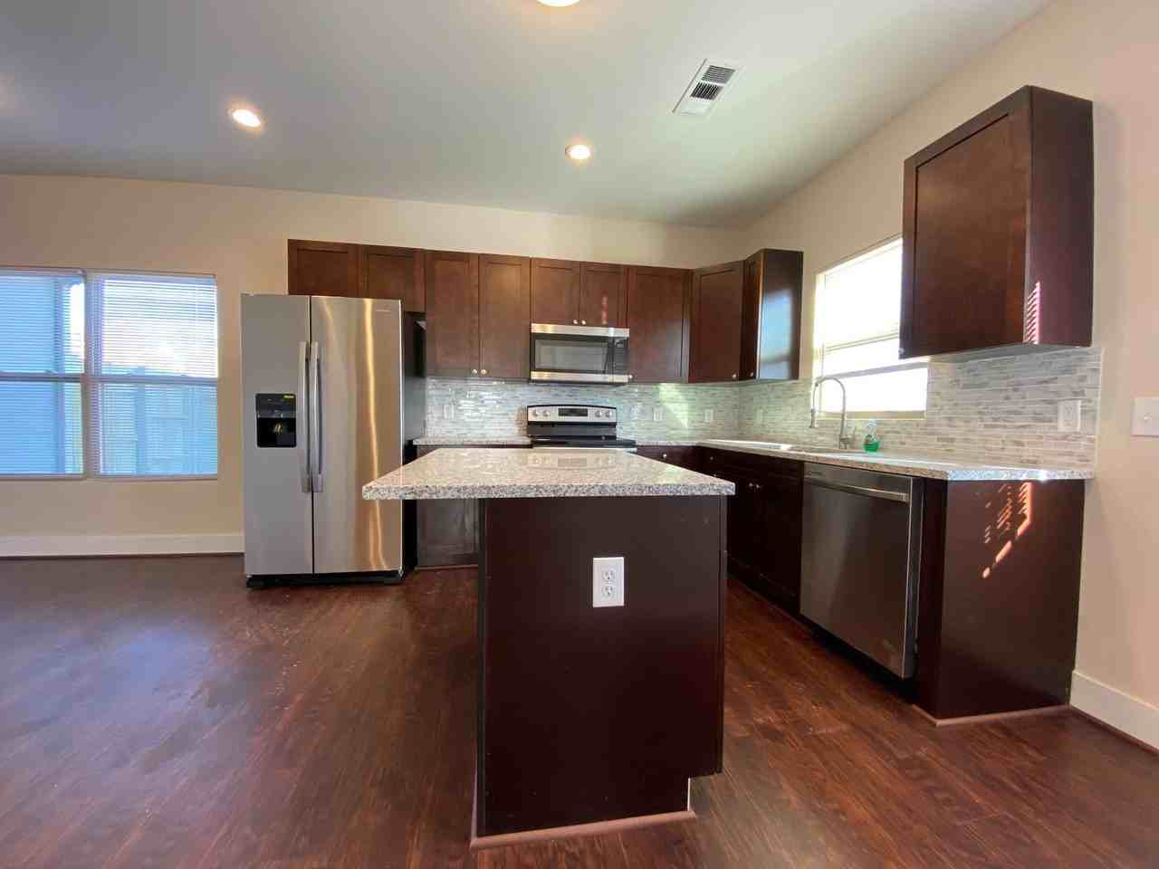 6206 Cathwick Dr - Photo 4 of 43