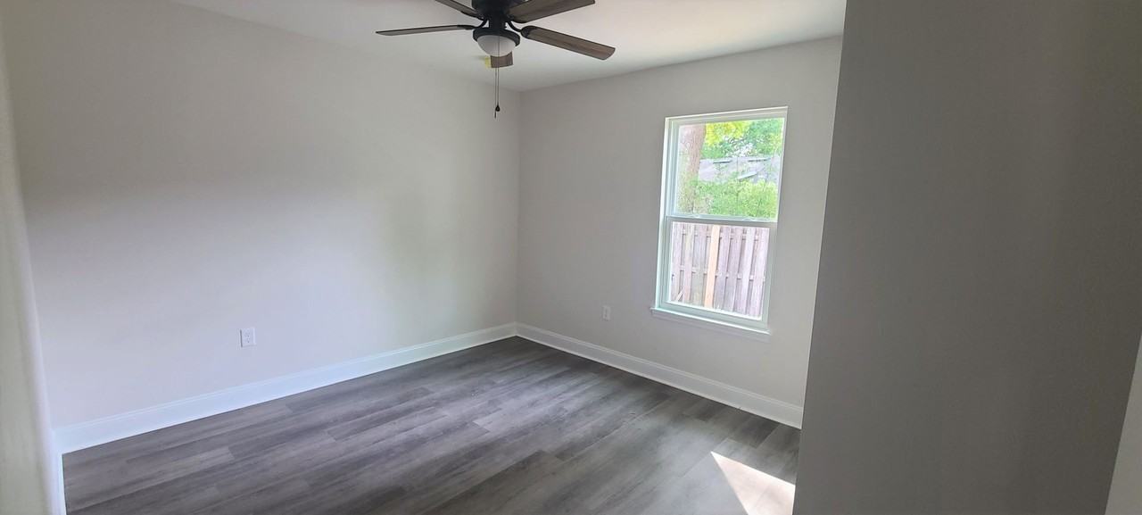 11930 Nw 71st Ter - Photo 5 of 7