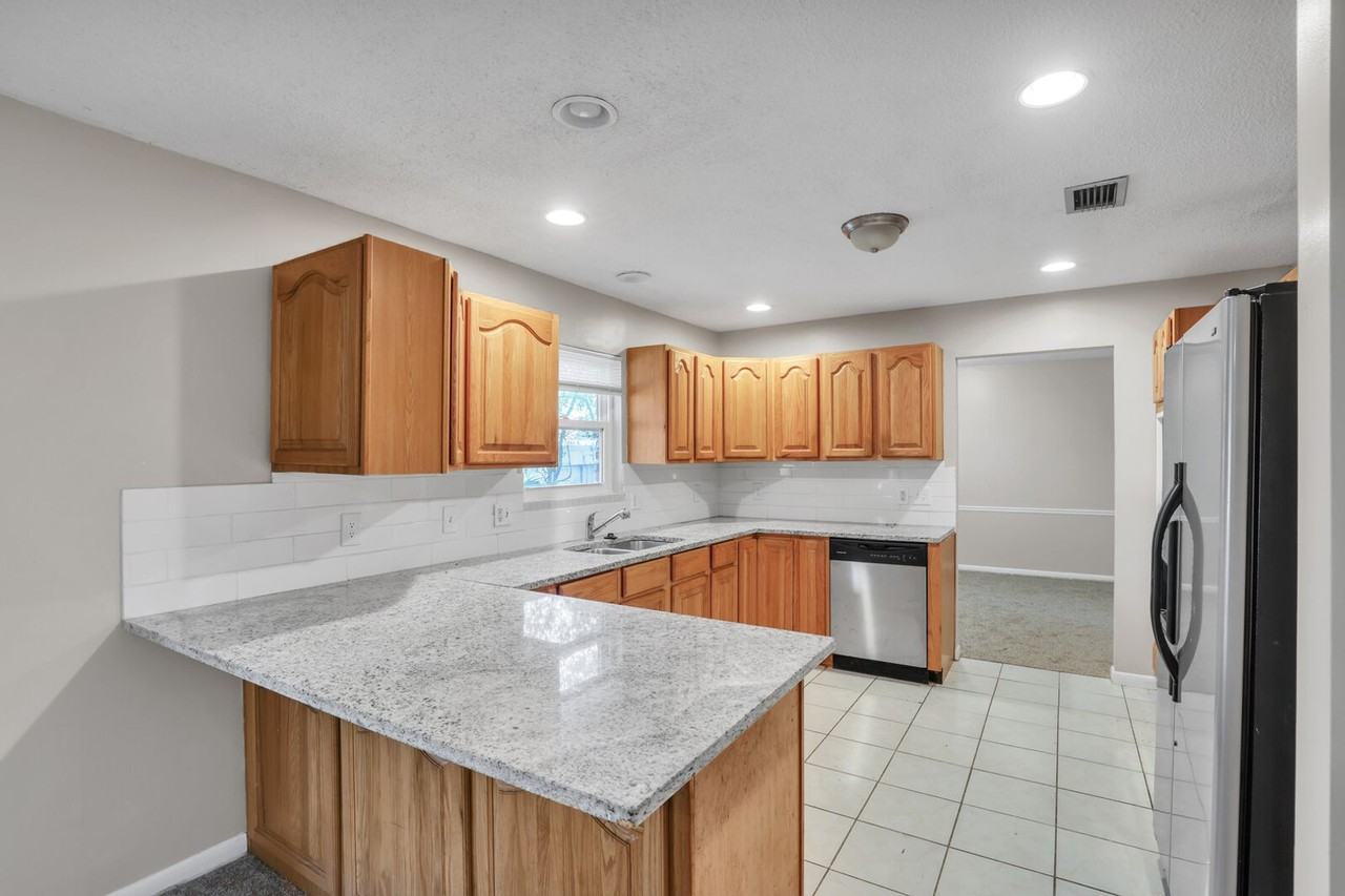 3917 Tara Hall Dr - Photo 4 of 21