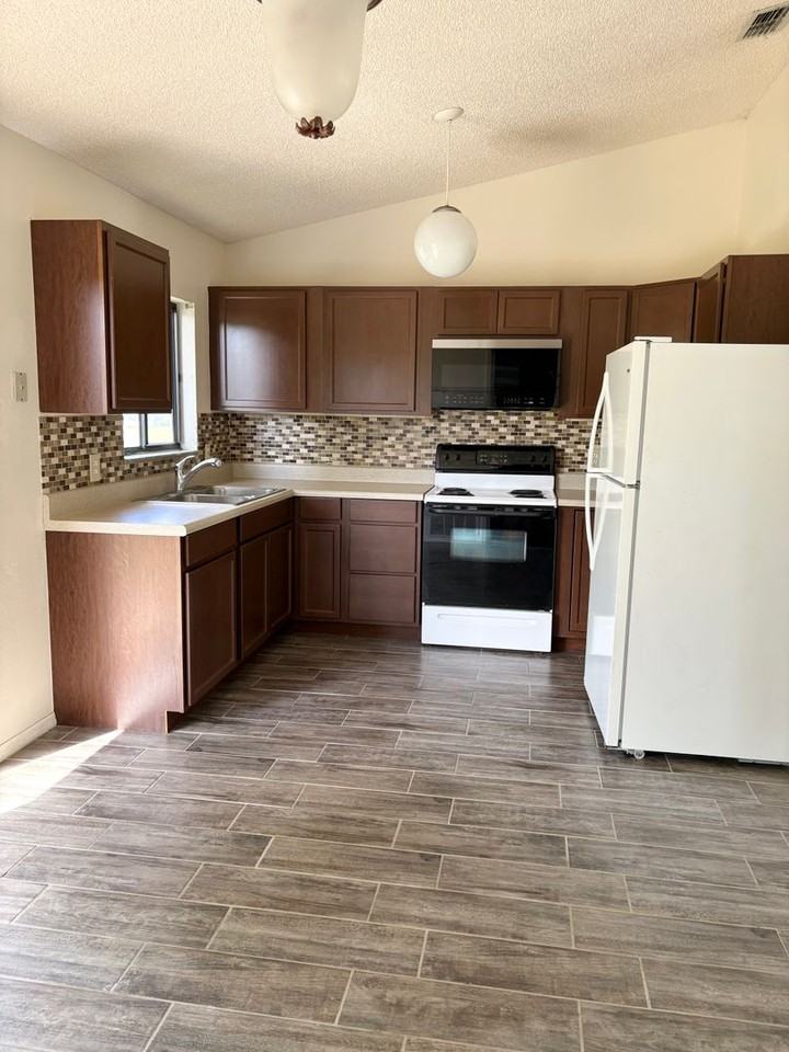 310 Oak Lane Pass - Photo 4 of 6