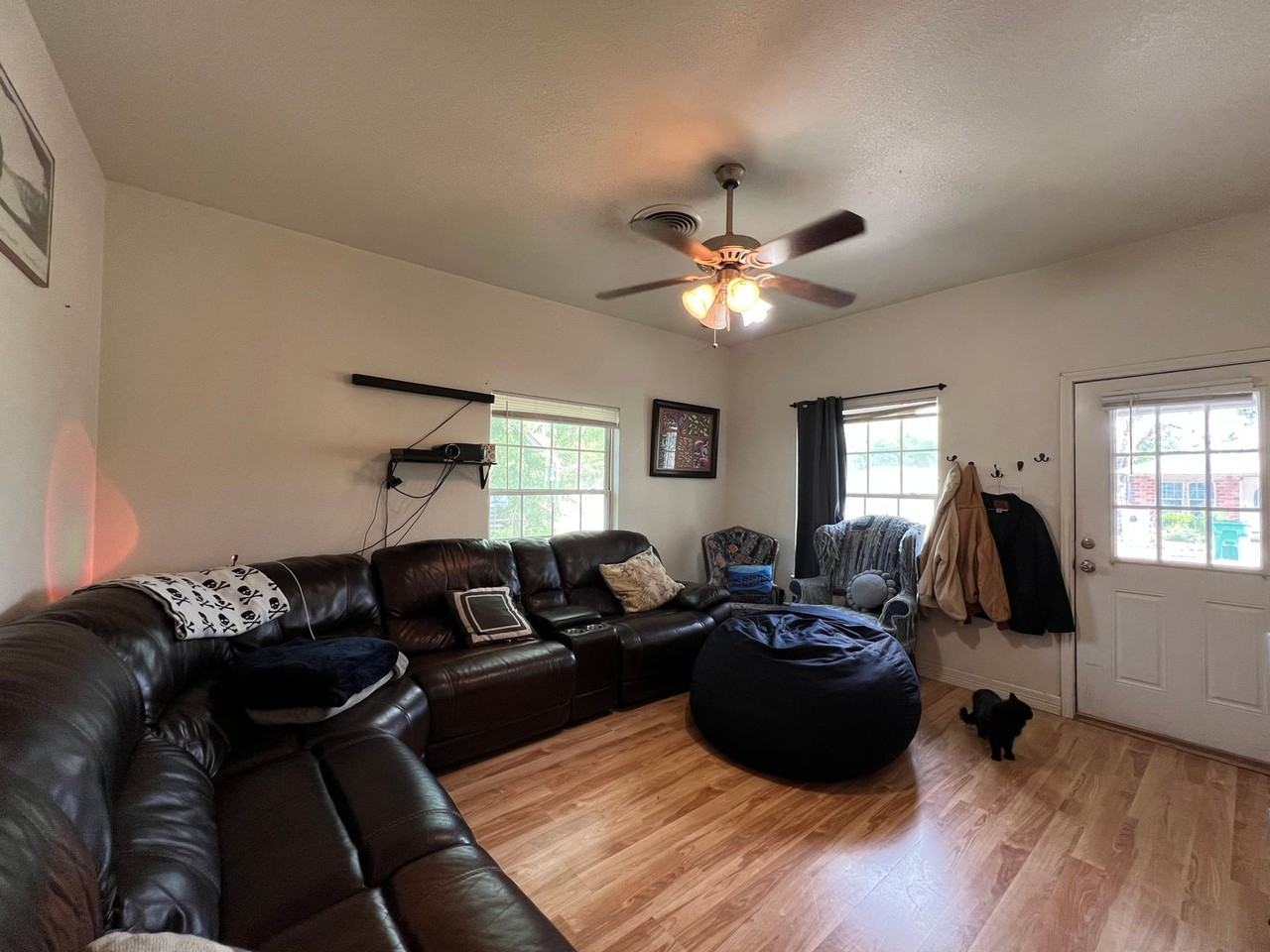 547 E Crow St - Photo 2 of 12
