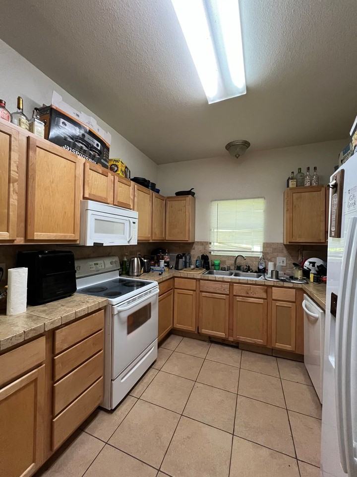 547 E Crow St - Photo 4 of 12