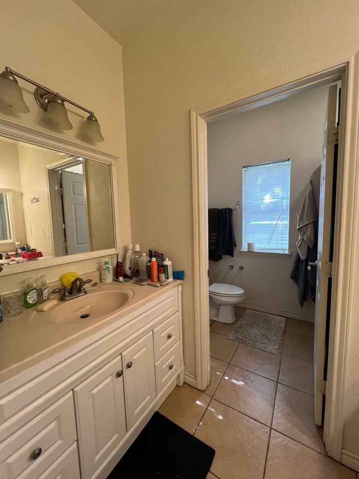 547 E Crow St - Photo 5 of 12