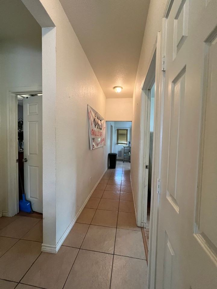 547 E Crow St - Photo 7 of 12