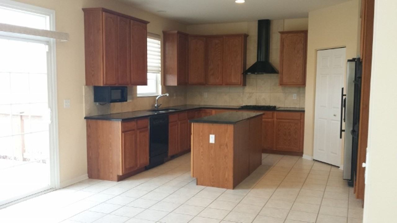 920 Mcdole Dr - Photo 3 of 5