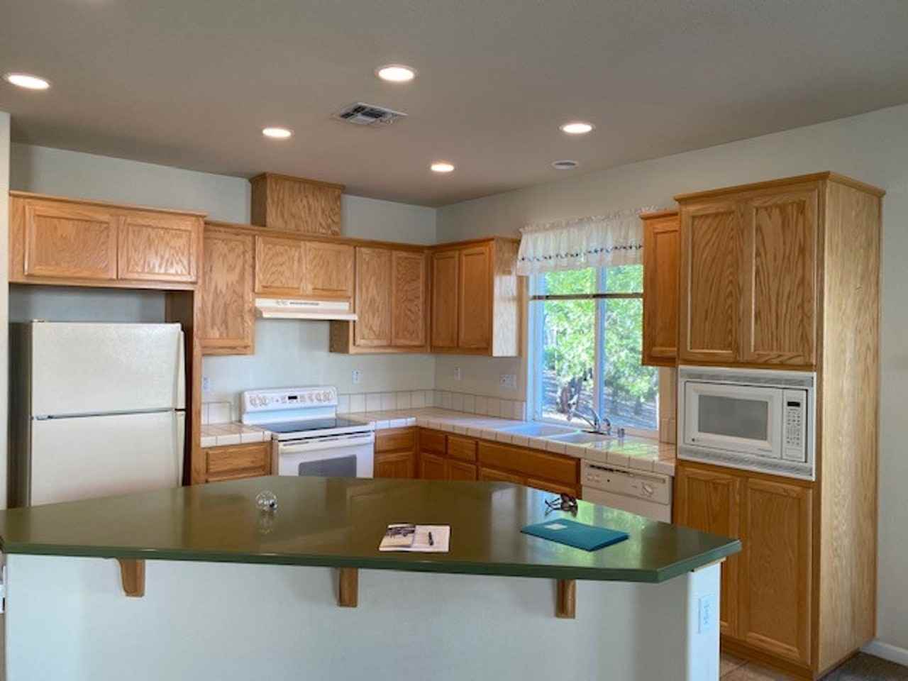 553 Eskaton Cir - Photo 2 of 18