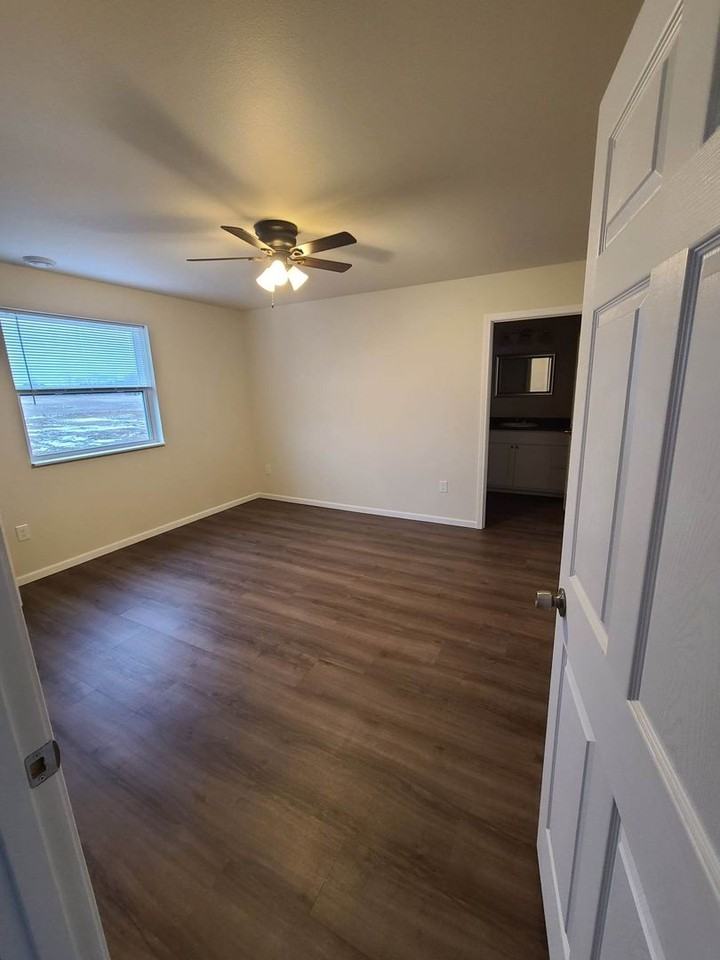 4923 Well Rd - Photo 6 of 10