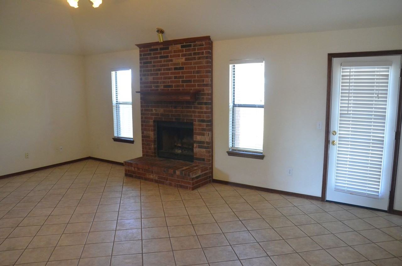 1905 Cloverdale Ln - Photo 2 of 11