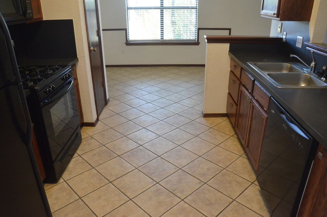 1905 Cloverdale Ln - Photo 3 of 11