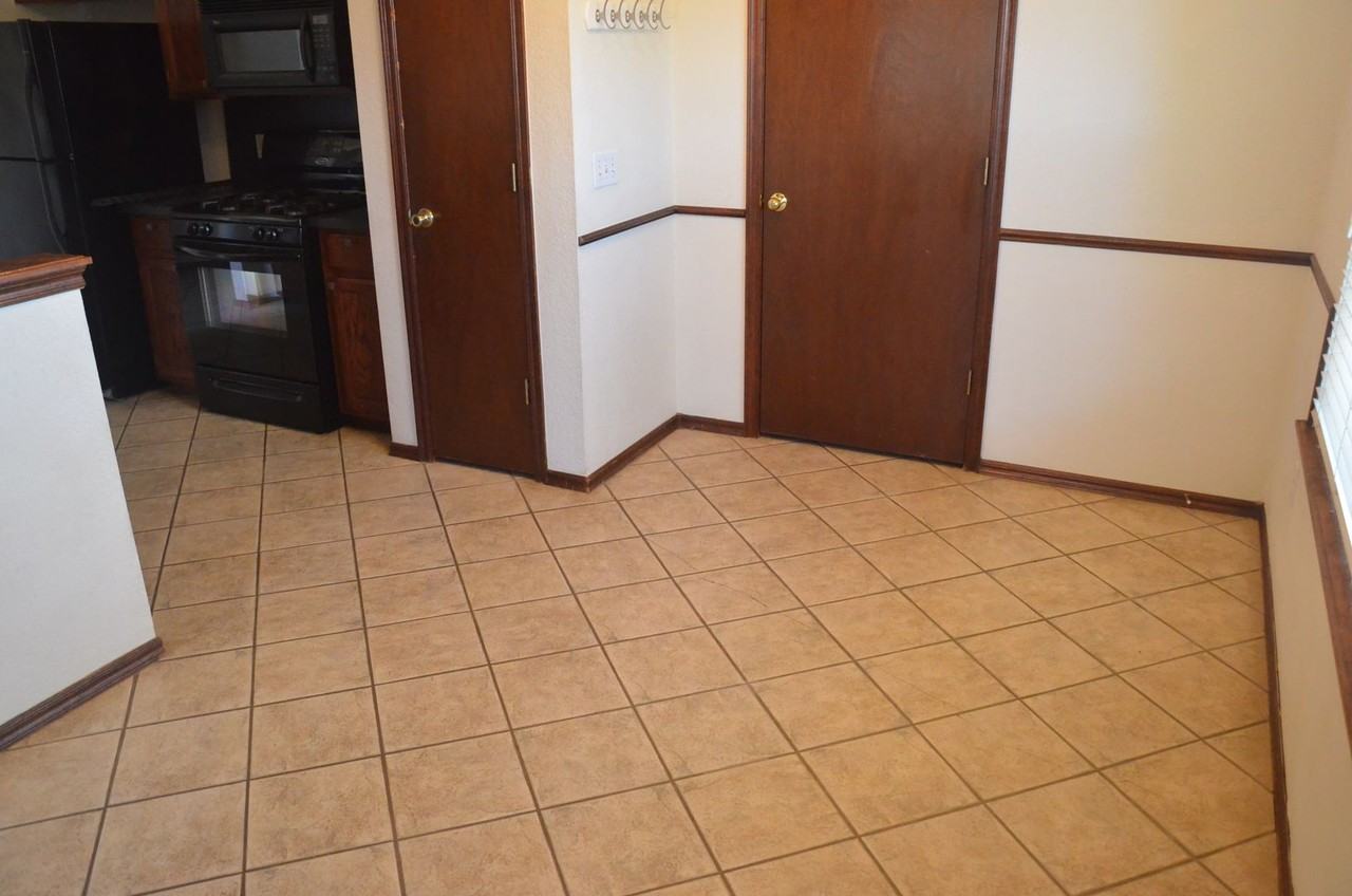 1905 Cloverdale Ln - Photo 4 of 11