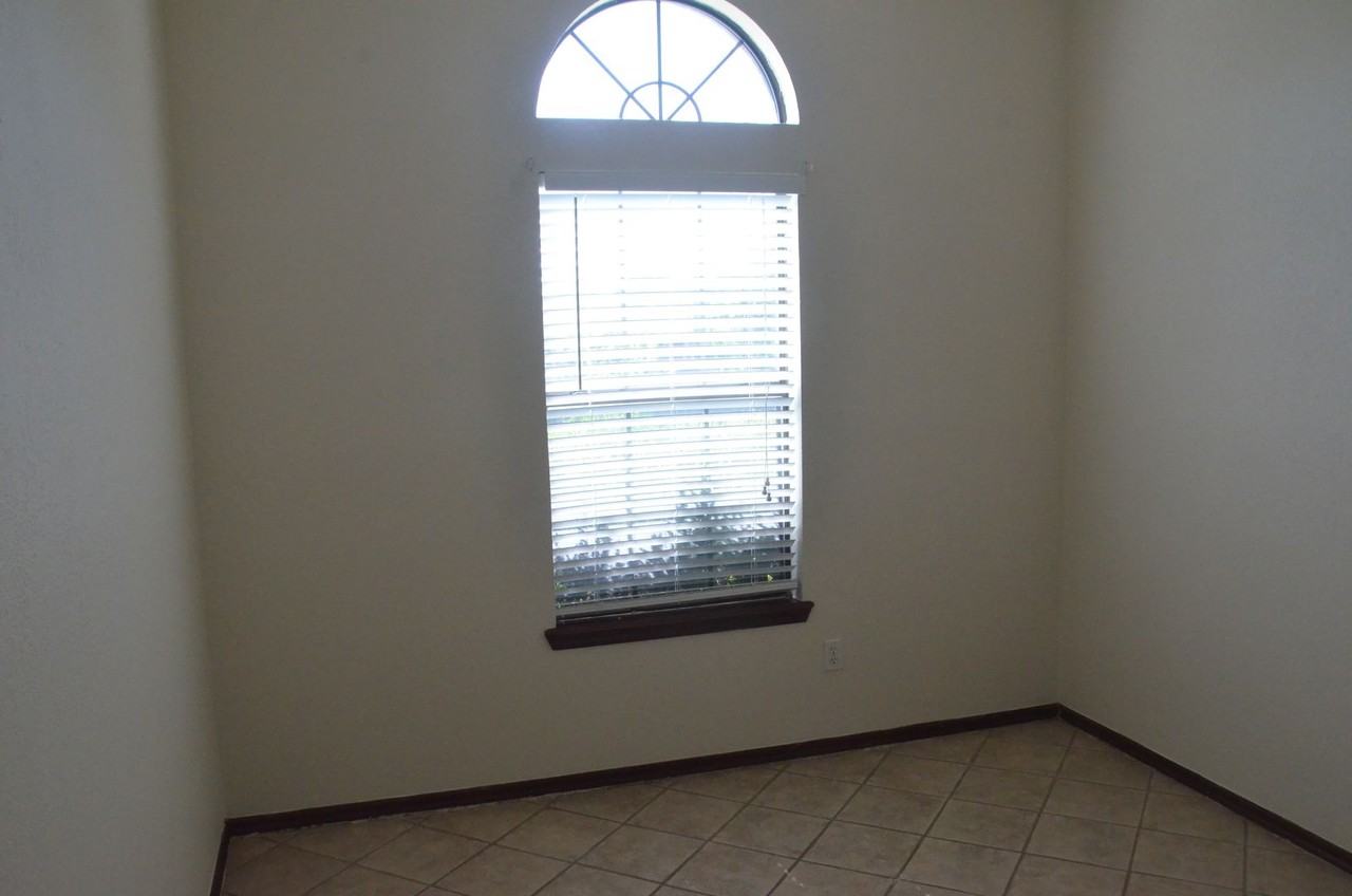1905 Cloverdale Ln - Photo 5 of 11