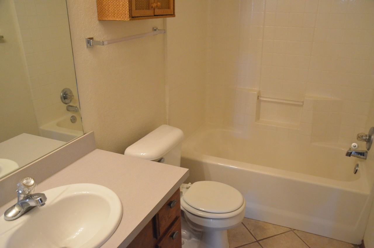 1905 Cloverdale Ln - Photo 6 of 11