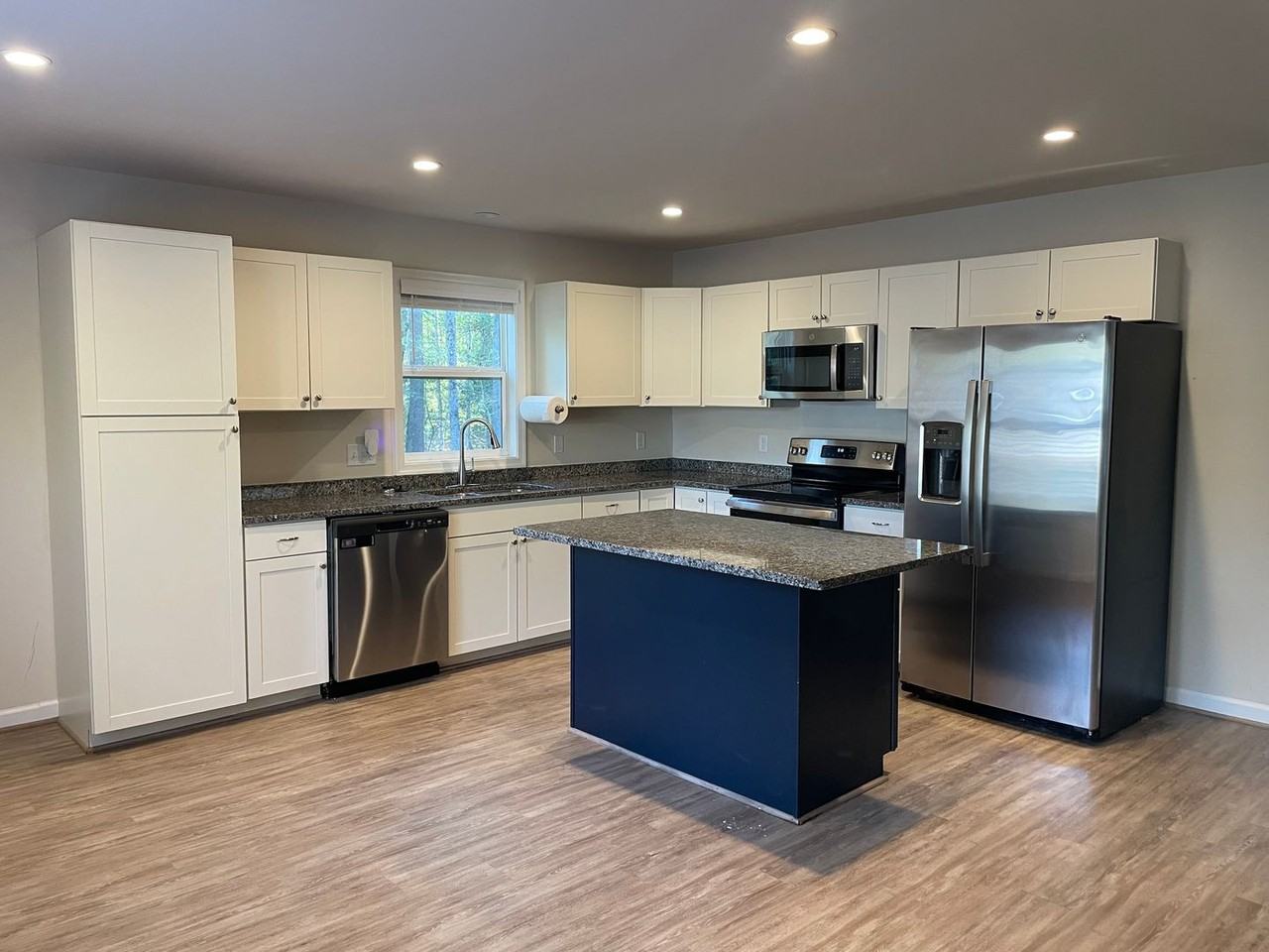 395 Shorewood Dr - Photo 2 of 16