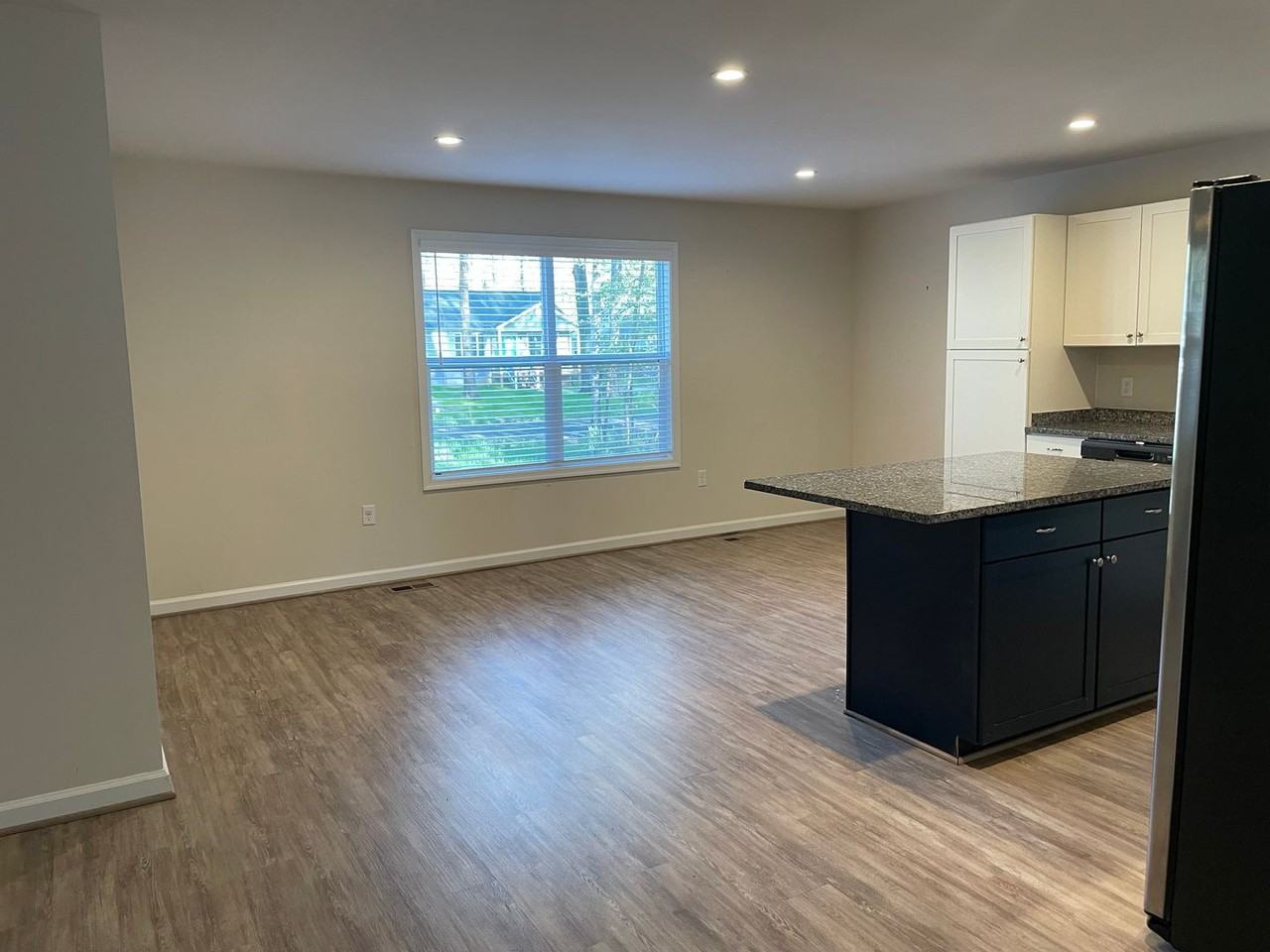 395 Shorewood Dr - Photo 4 of 16