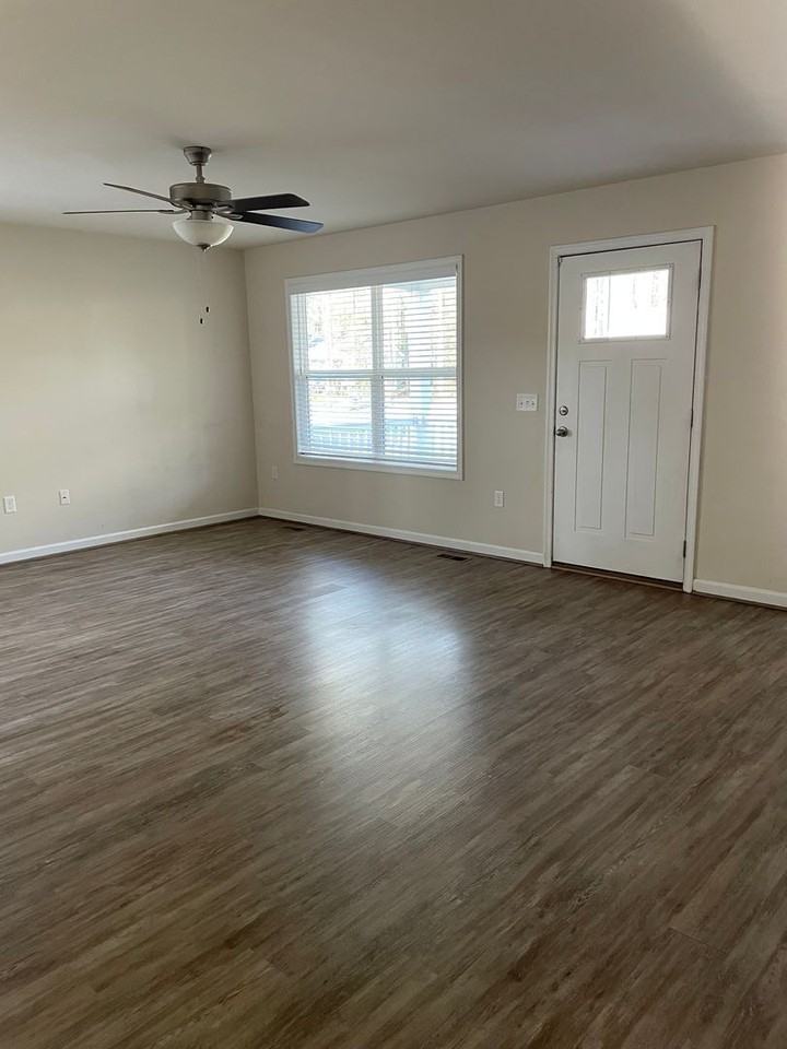 395 Shorewood Dr - Photo 5 of 16
