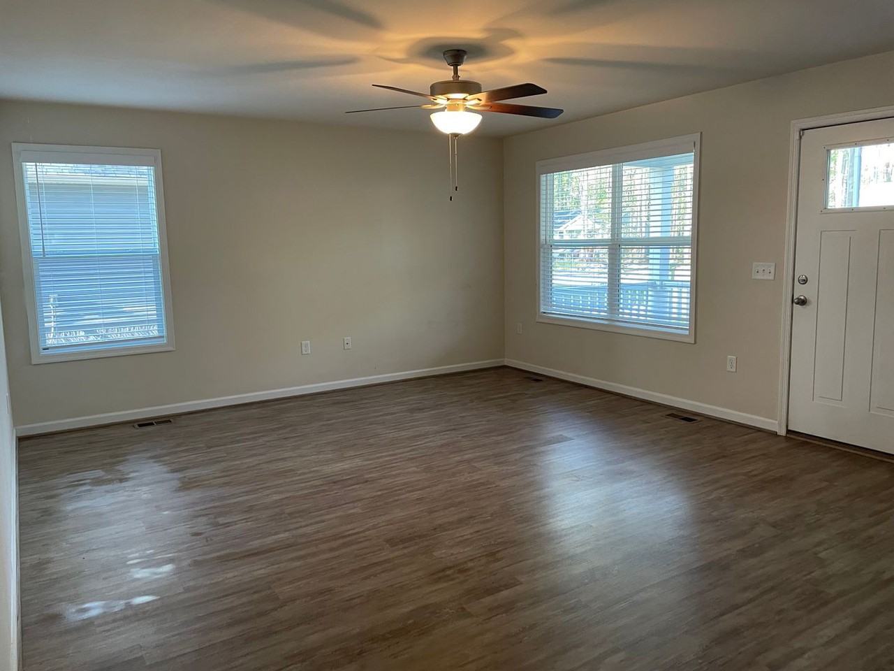 395 Shorewood Dr - Photo 6 of 16