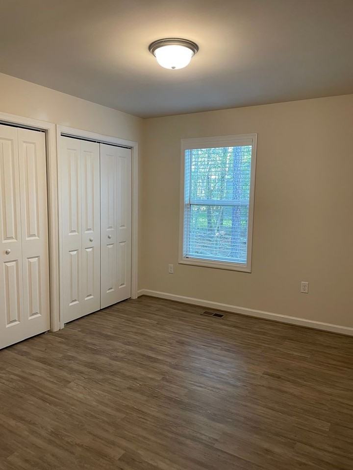 395 Shorewood Dr - Photo 7 of 16