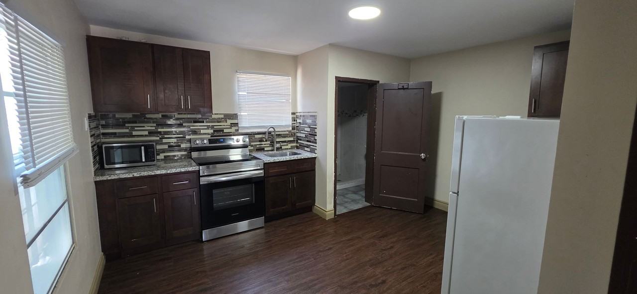 2213 Avenue K - Photo 4 of 9