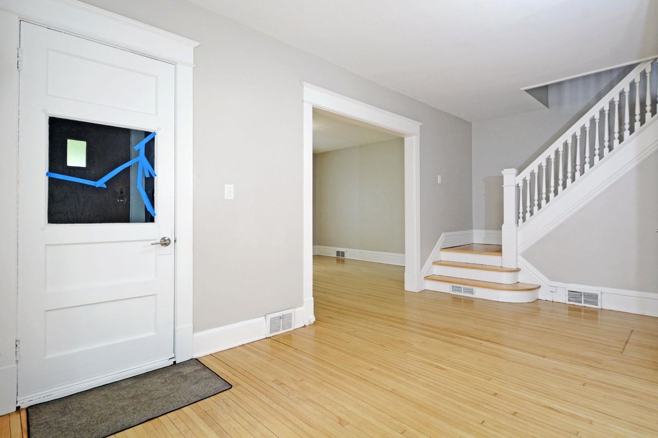 109 Delos St W - Photo 4 of 25