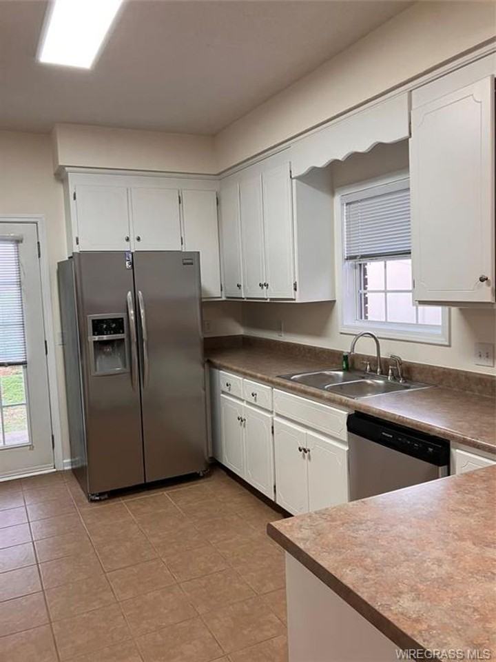 209 Camden Dr - Photo 3 of 15