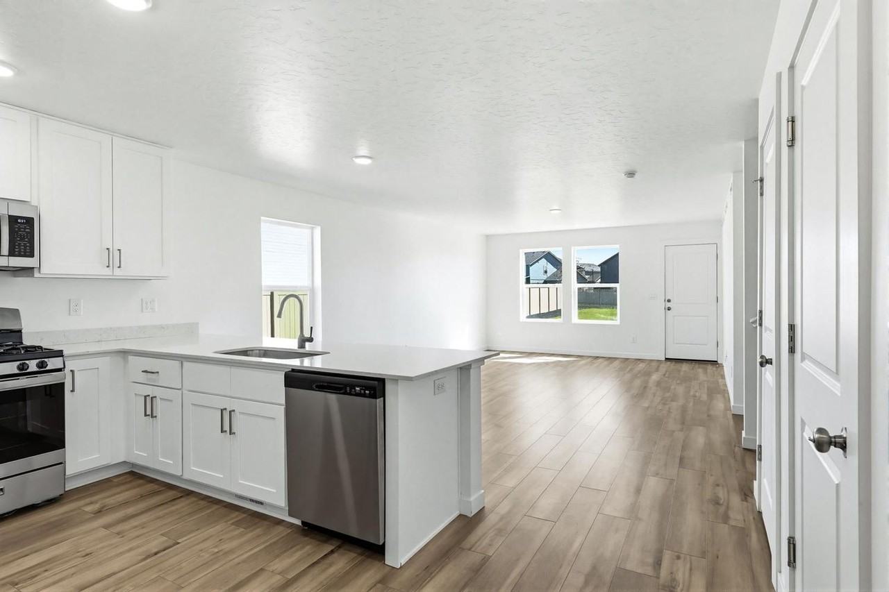 15290 Nimbus Way - Photo 5 of 38