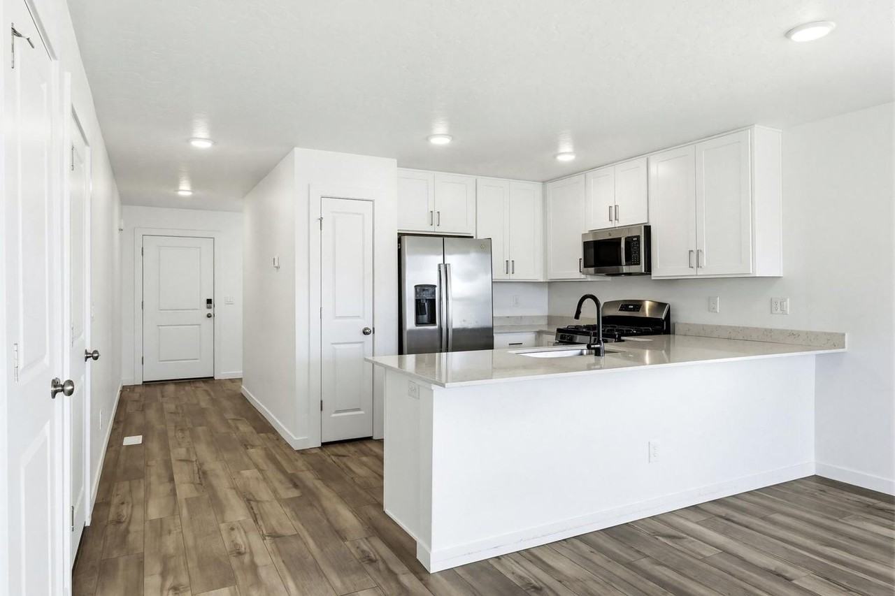 15290 Nimbus Way - Photo 6 of 38