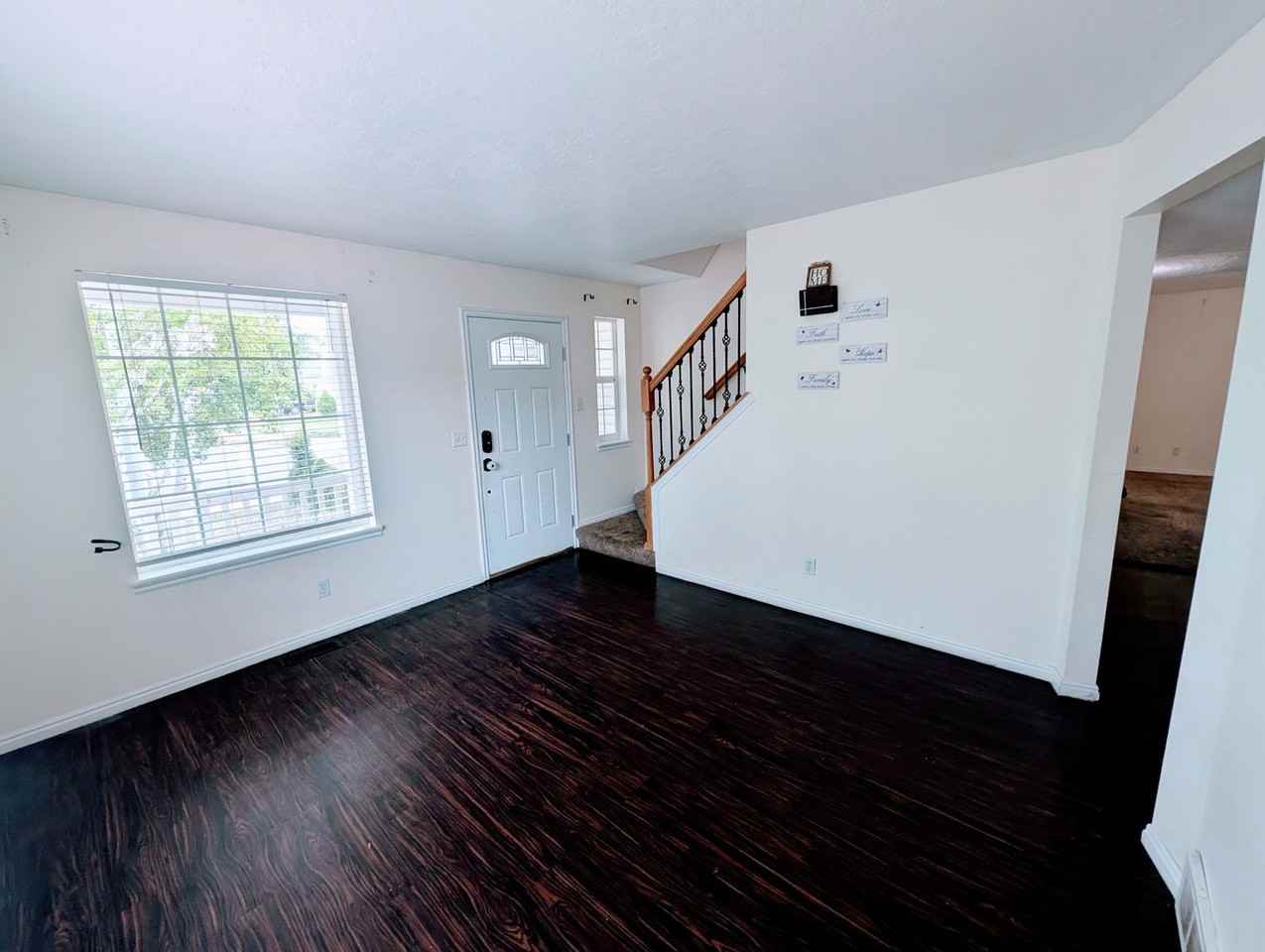 749 Country Club Dr - Photo 5 of 33