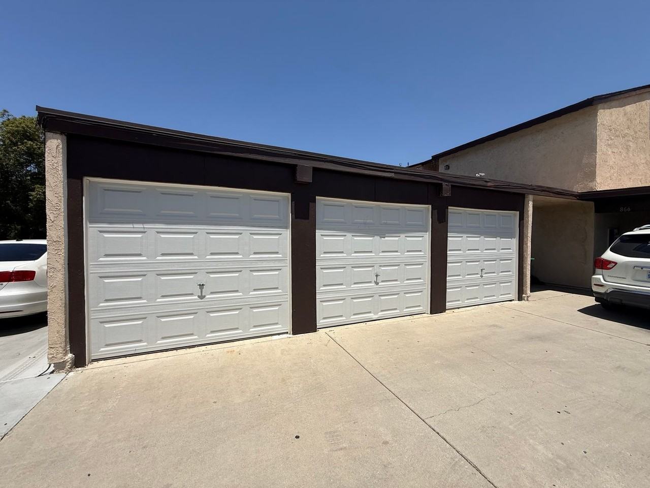 860 Douglas Ct - Photo 2 of 10