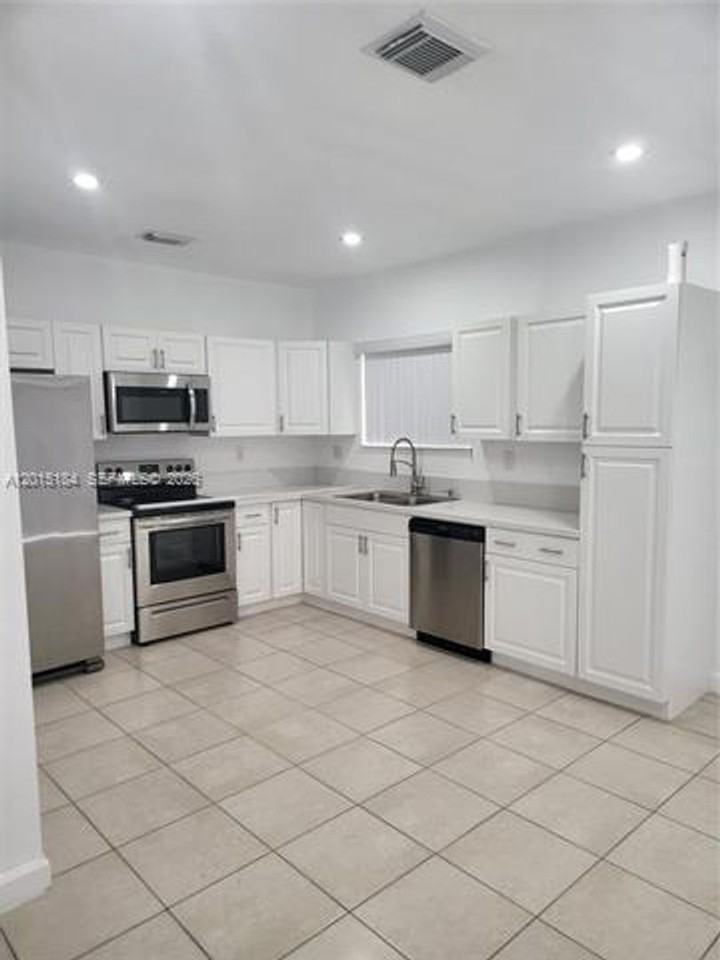 379 Ne 34th Ave - Photo 2 of 20