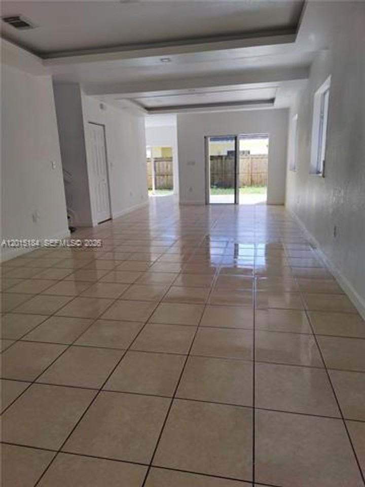 379 Ne 34th Ave - Photo 3 of 20