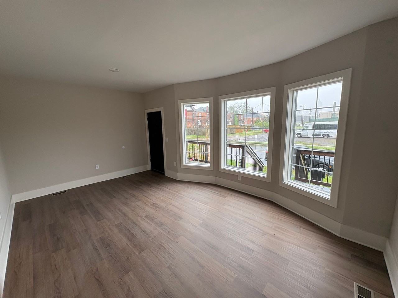 7436 Oakland St. - Photo 3 of 10