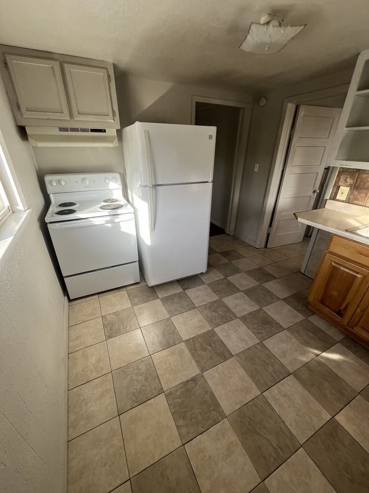 531 1/2 W 9th St #1 - Photo 5 of 7