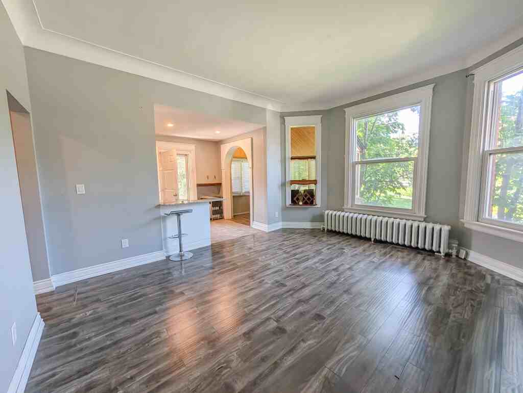 55 Wellington Street South - 3 - Photo 4 of 24
