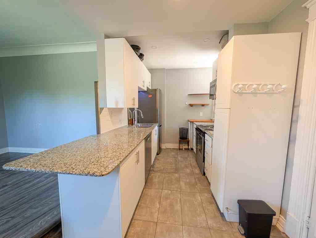 55 Wellington Street South - 3 - Photo 7 of 24