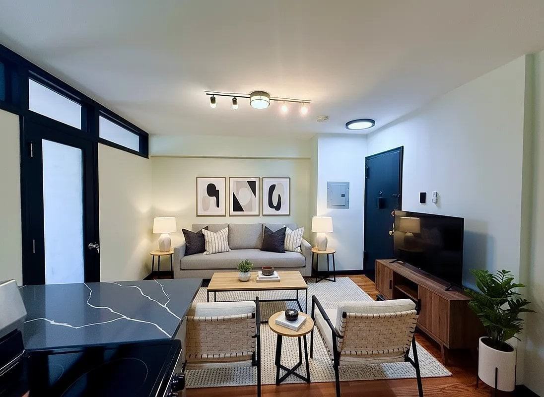 E 58th St #1B - Photo 3 of 6