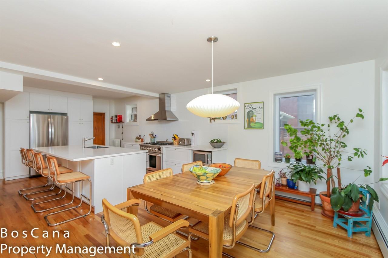 498 O'Connor St #1 - Photo 5 of 32