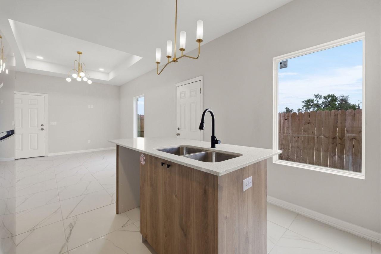 4225 Heron Ave - Photo 3 of 16