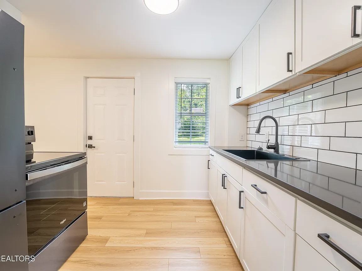 502 Hayworth Dr #1 - Photo 7 of 33