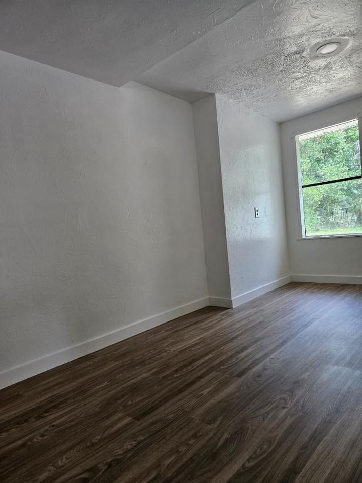 939 NE 18th St - Photo 6 of 19