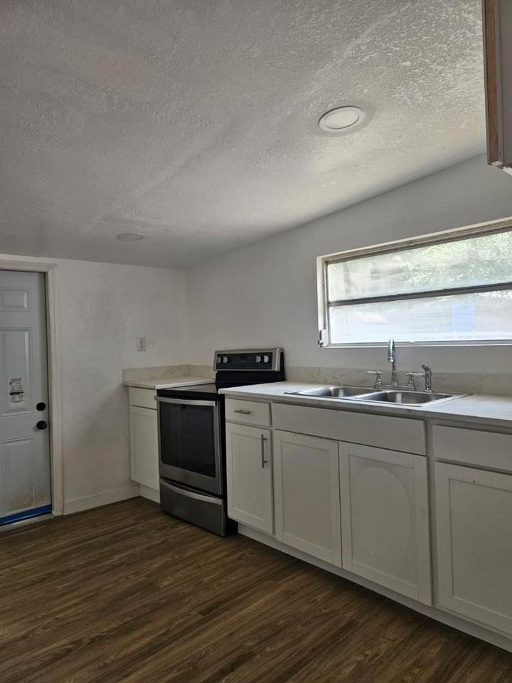 939 NE 18th St - Photo 7 of 19
