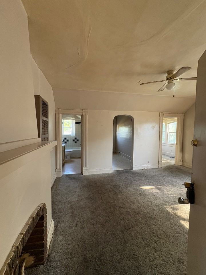 312 W 9th - Photo 2 of 2