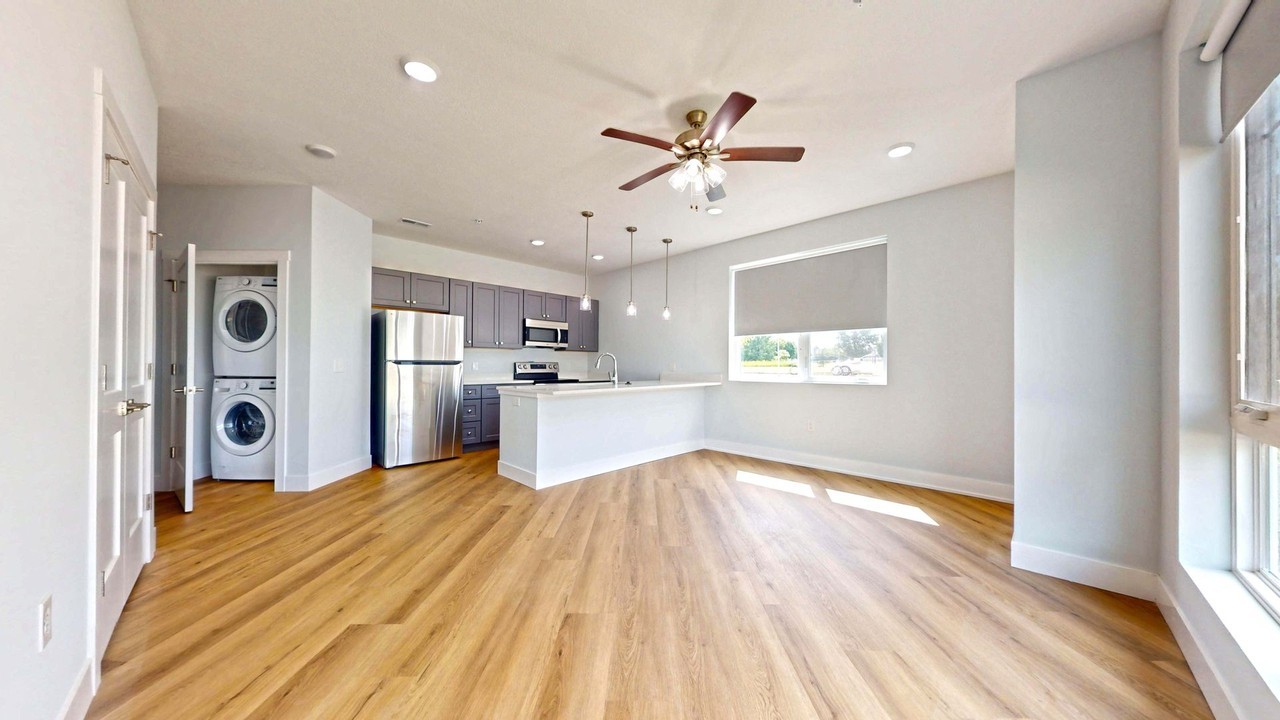 2414 N Neil - Photo 4 of 24